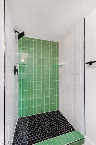 Photo #6: 2496591 Listing