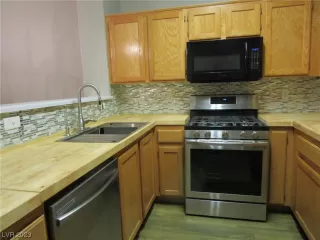 Photo #2: 2496653 Listing 