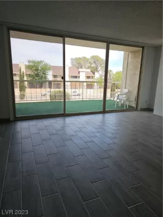 Photo #4: 2496686 Listing