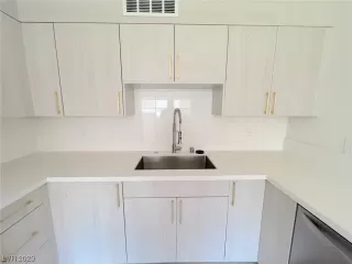 Photo #3: 2496715 Listing