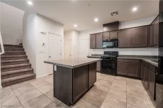 Photo #5: 2496741 Listing