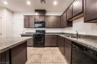 Photo #6: 2496741 Listing