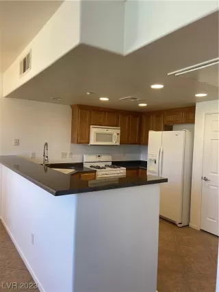 Photo #5: 2496757 Listing 