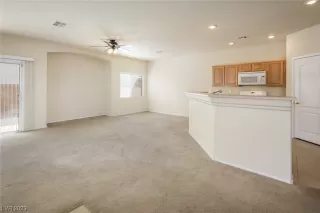 Photo #4: 2496818 Listing