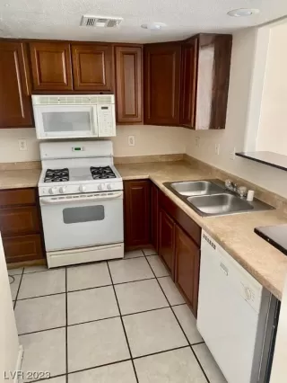Photo #4: 2496898 Listing 