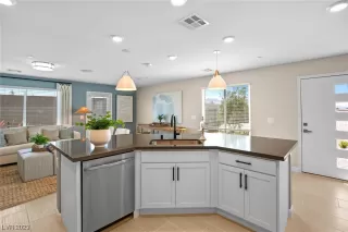 Photo #5: 2497191 Listing