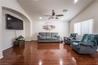 Photo #5: 2497296 Listing