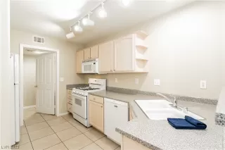 Photo #6: 2497692 Listing