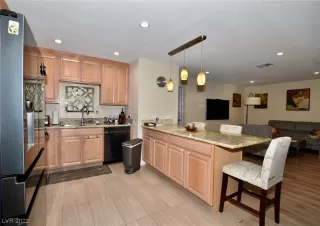 Photo #5: 2497810 Listing