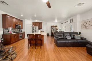 Photo #5: 2497821 Listing