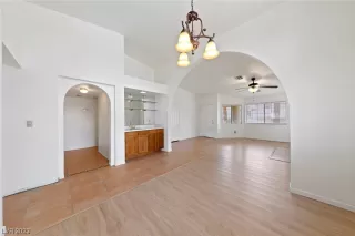 Photo #3: 2497923 Listing