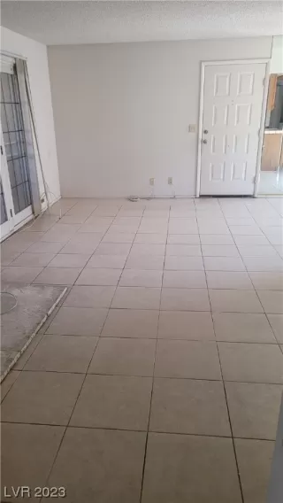 Photo #5: 2498011 Listing 