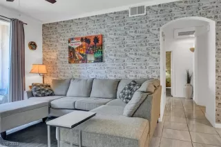 Photo #2: 2498121 Listing