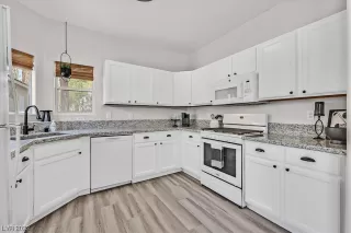 Photo #6: 2498122 Listing