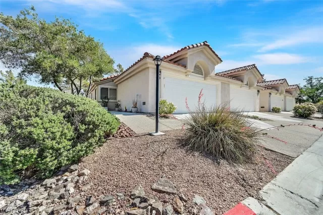 MLS: 2499378 Condo For Sale