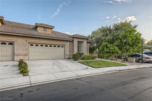 MLS: 2499486 Condo For Sale