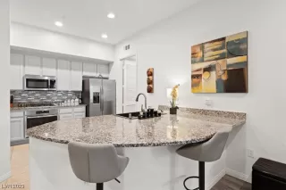 Photo #5: 2499659 Listing