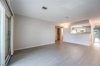 Photo #4: 2499906 Listing