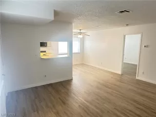 Photo #4: 2500241 Listing