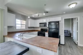 Photo #4: 2500380 Listing