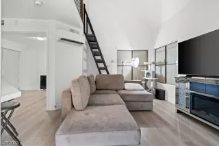 Photo #1: 2500404 Listing