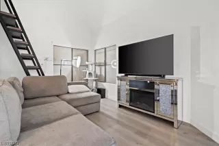 Photo #2: 2500404 Listing