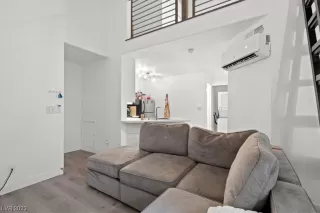 Photo #3: 2500404 Listing