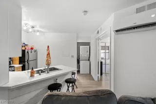 Photo #4: 2500404 Listing