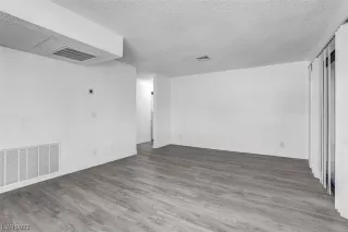 Photo #4: 2500411 Listing