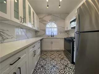 Photo #1: 2500519 Listing 