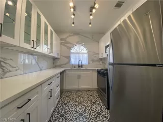 Photo #2: 2500519 Listing 