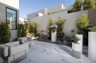 Photo #1: 2500683 Listing