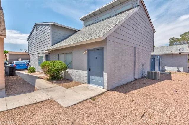 MLS: 2500962 Condo For Sale