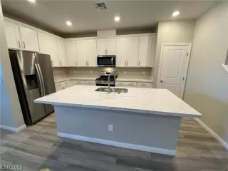 Photo #3: 2501390 Listing