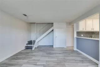 Photo #4: 2501876 Listing