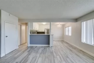 Photo #5: 2501876 Listing