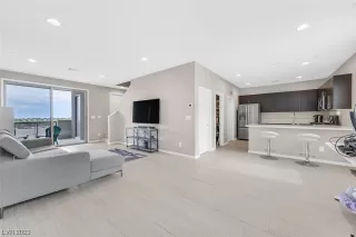 Photo #2: 2502361 Listing