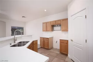 Photo #6: 2502411 Listing