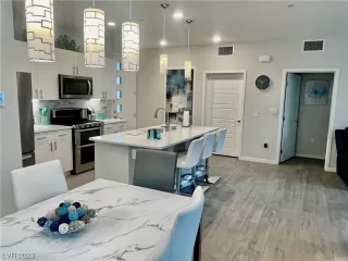 Photo #5: 2502588 Listing