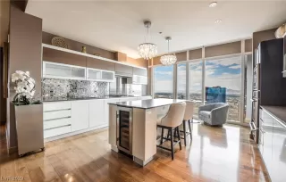 Photo #2: 2502608 Listing 