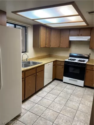 Photo #2: 2502630 Listing