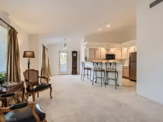 Photo #6: 2502832 Listing