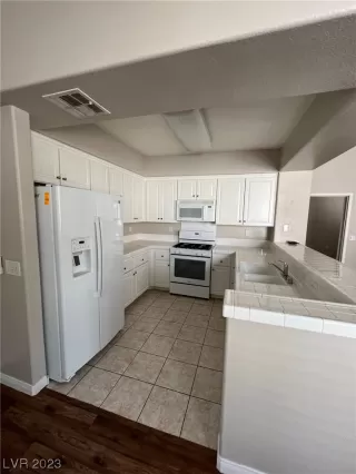 Photo #4: 2502900 Listing 