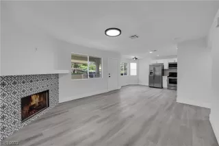 Photo #6: 2503402 Listing