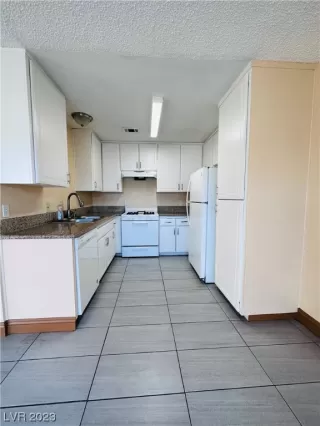 Photo #3: 2503870 Listing