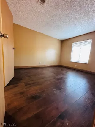 Photo #5: 2503870 Listing