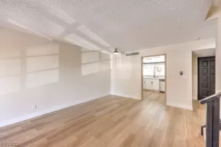 Photo #5: 2504018 Listing 