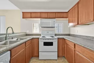 Photo #5: 2504057 Listing