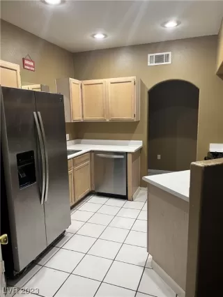 Photo #3: 2504063 Listing