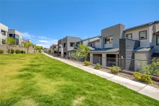 Photo #1: 2504129 Listing